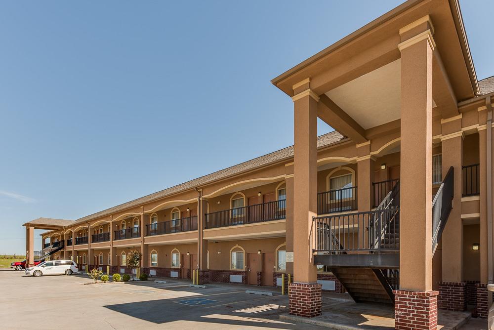 Executive Inn & Suites Cushing Exterior photo